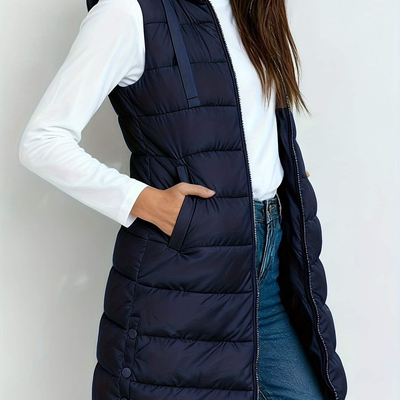 Veste à capuche chic Danoir Paris Emelia, tissu doux, coupe élégante, couleur neutre, détails modernes, vue de face.