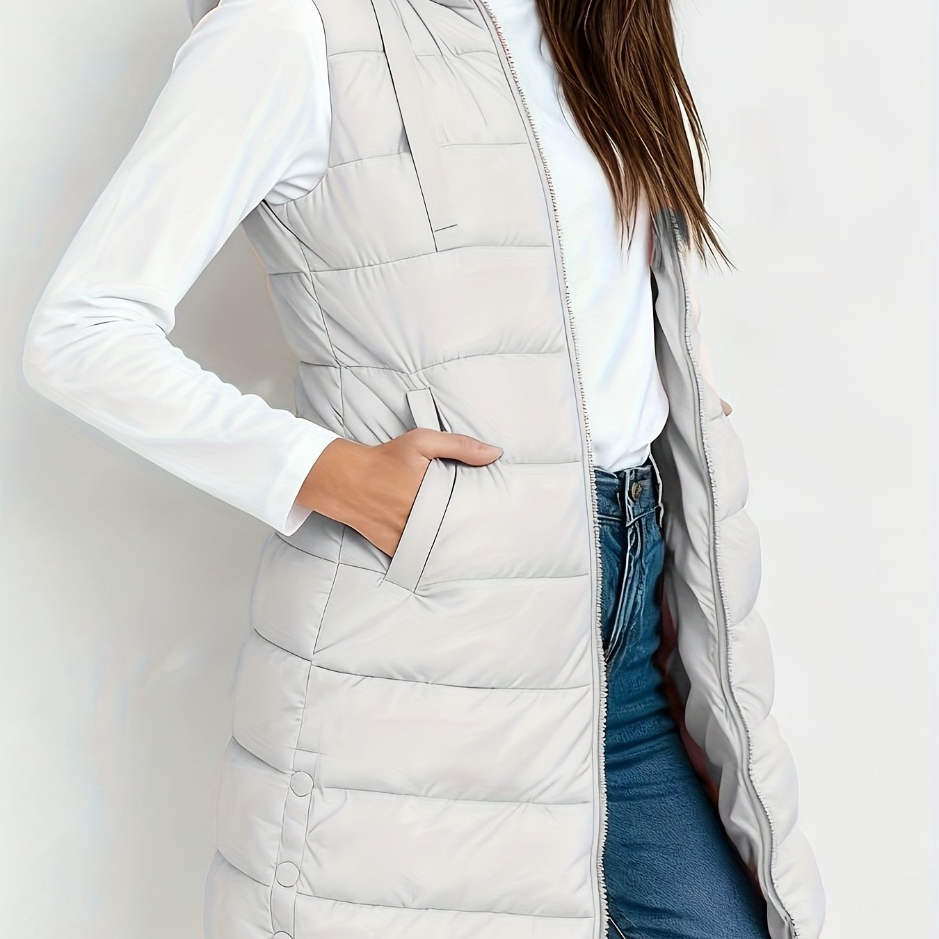Veste à capuche chic Emelia de Danoir Paris, tissu doux, coupe élégante, couleur neutre, détails modernes visible sur l'image.