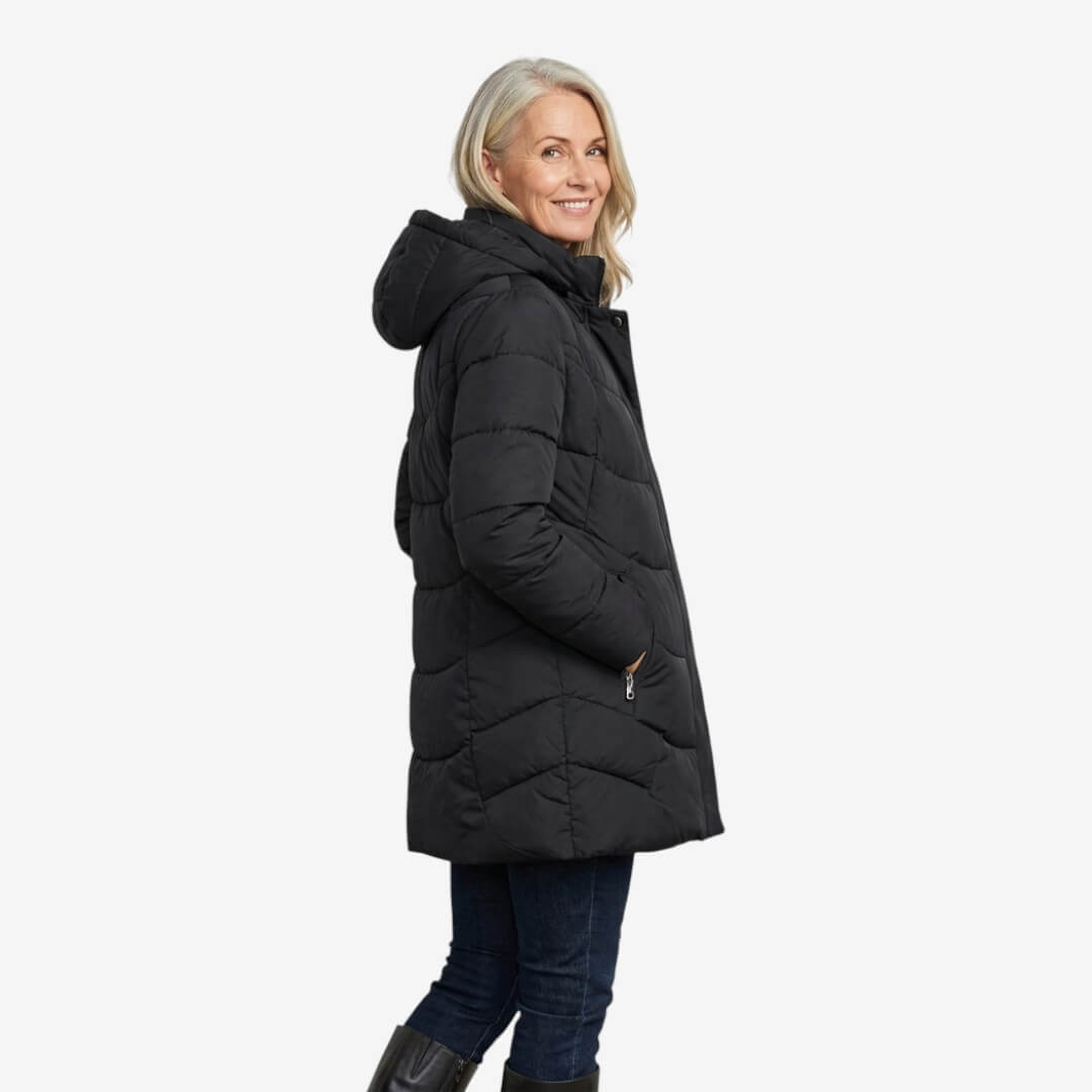 Manteau matelassé chic Adeline de Danoir Paris, style élégant, couleur neutre, porté avec col et boutons visibles.
