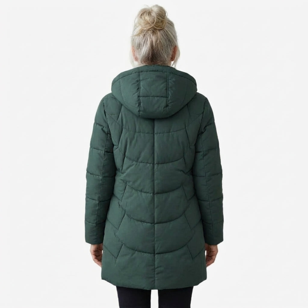 Manteau matelassé rouge Adeline de Danoir Paris, style chic et élégant, porté ou posé sur une surface.
