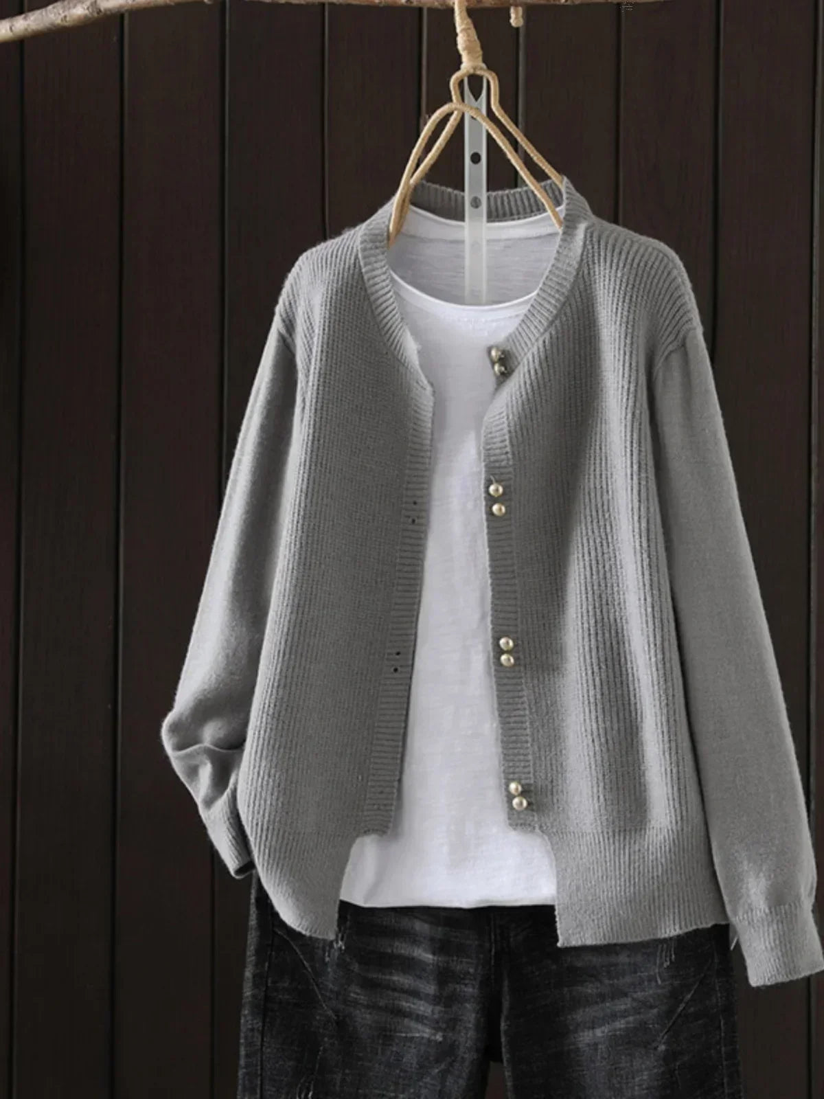 Cardigan sophistiqué Elara en tricot Danoir Paris, couleur neutre, détail élégant, porté sur un mannequin en image.