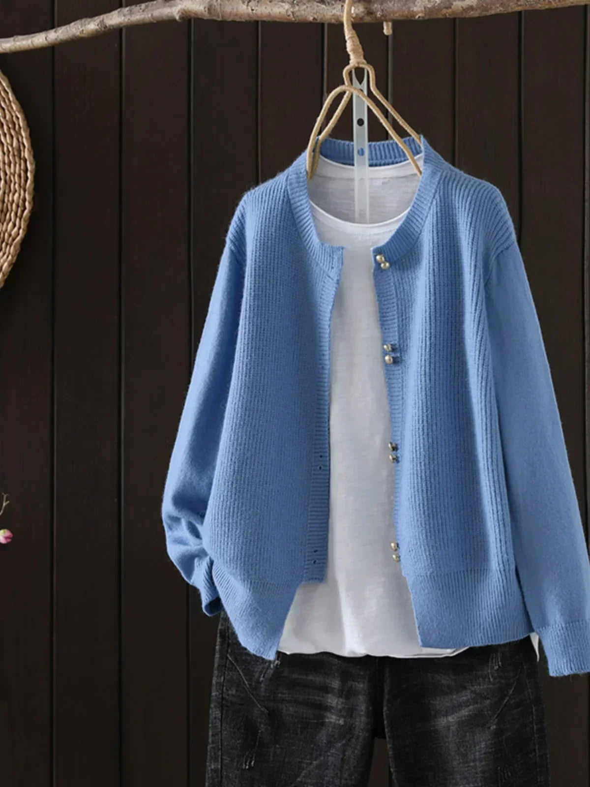 Cardigan sophistiqué Elara en tricot de Danoir Paris, couleur neutre, porté sur un mannequin.