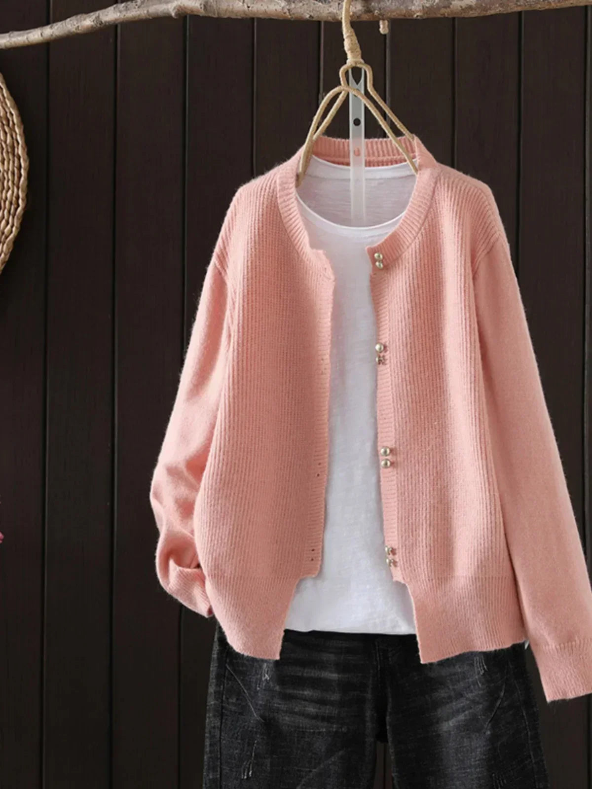 Cardigan sophistiqué Elara en tricot Danoir Paris, couleur neutre, porté sur une mannequin avec col et manches longues.