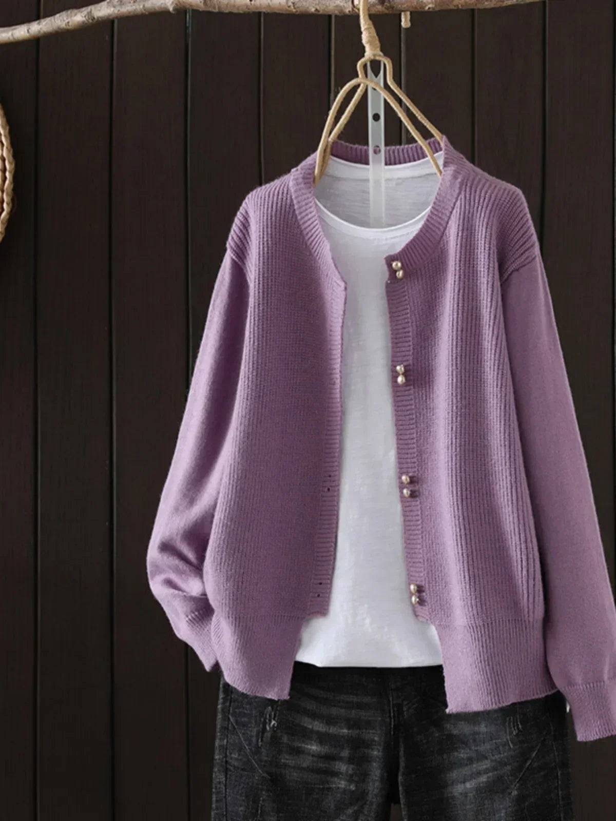 Cardigan sophistiqué Elara en tricot Danoir Paris, couleur neutre, porté sur un modèle, détails du tissu et coupe élégante.