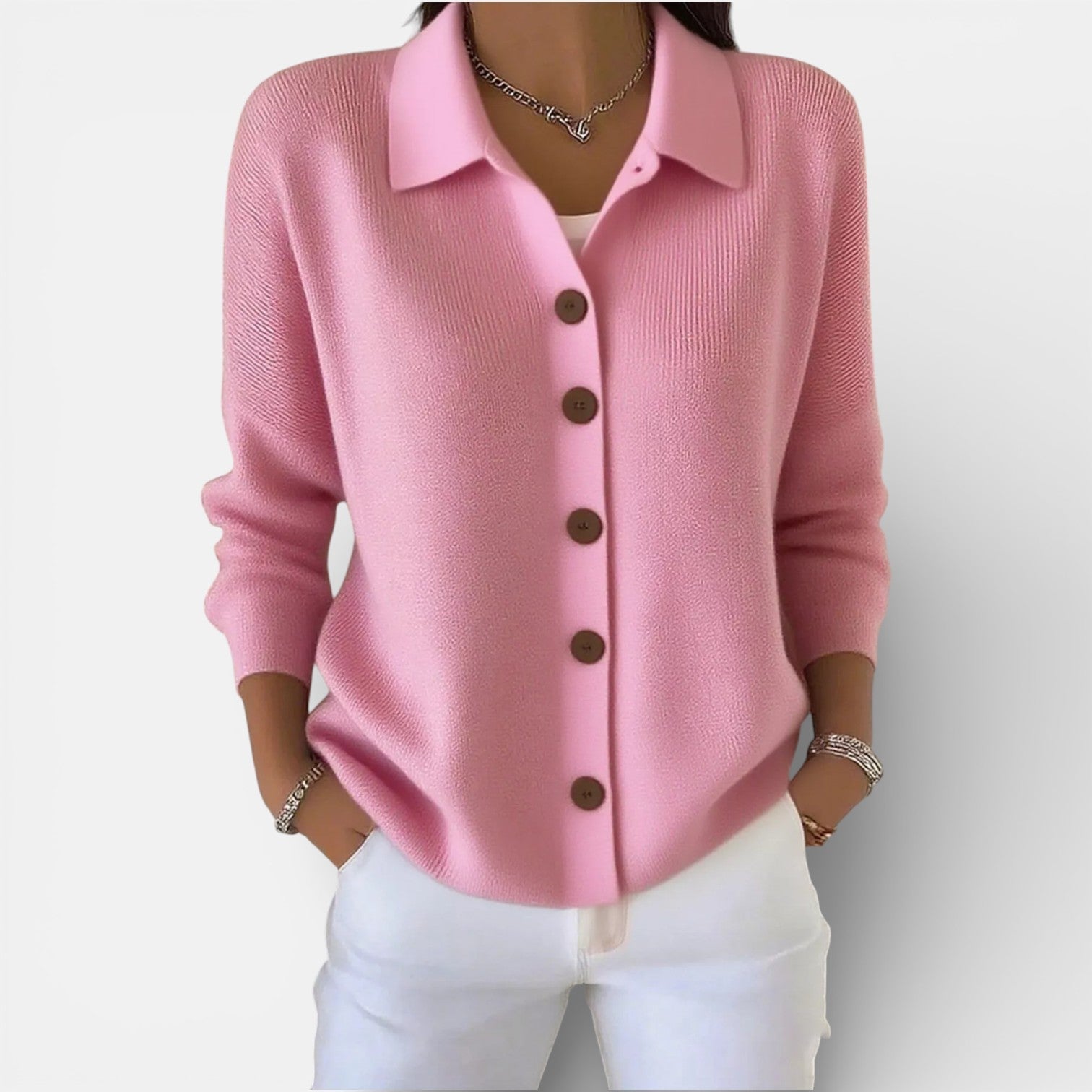 Blouse sophistiquée élégante Merry de Danoir Paris, en tissu fluide, avec détails raffinés, portée sur mannequin blanc.