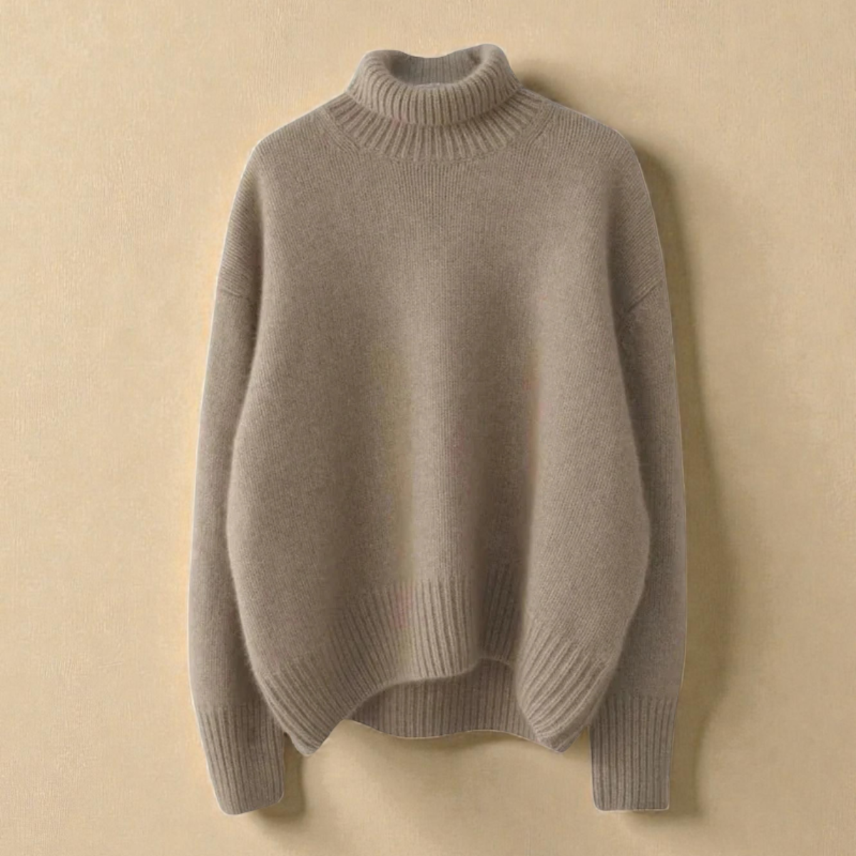 Pull chic et confortable Danoir Paris INES FR1596 en coton doux avec col en V et manches longues, porté sur un mannequin.