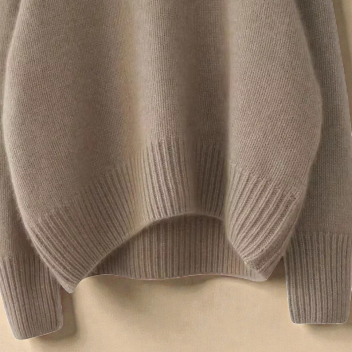 Pull chic et confortable Danoir Paris INES FR1596, en tissu doux avec col rond et finition élégante.