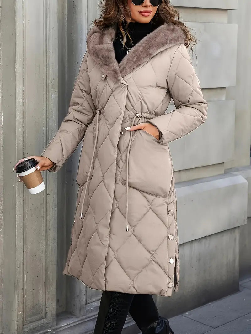 Manteau d'hiver élégant Danoir Paris, modèle Jeane, en matelassé avec col en fausse fourrure, porté par une femme.