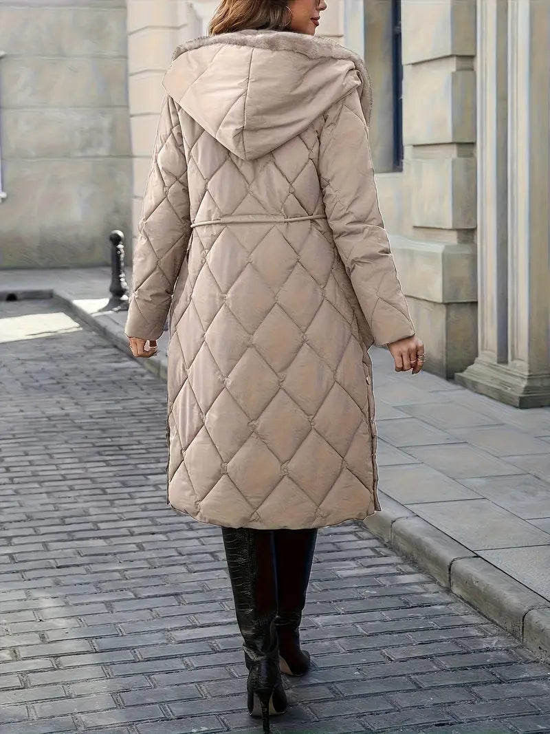 Manteau d'hiver élégant Danoir Paris pour femme avec matelassage, col en fausse fourrure, style chic et chaud, modèle Chloe.