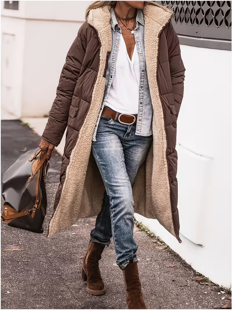 Manteau long réversible vert Danoir Paris Layla avec design élégant et finition soignée, porté sur mannequin.