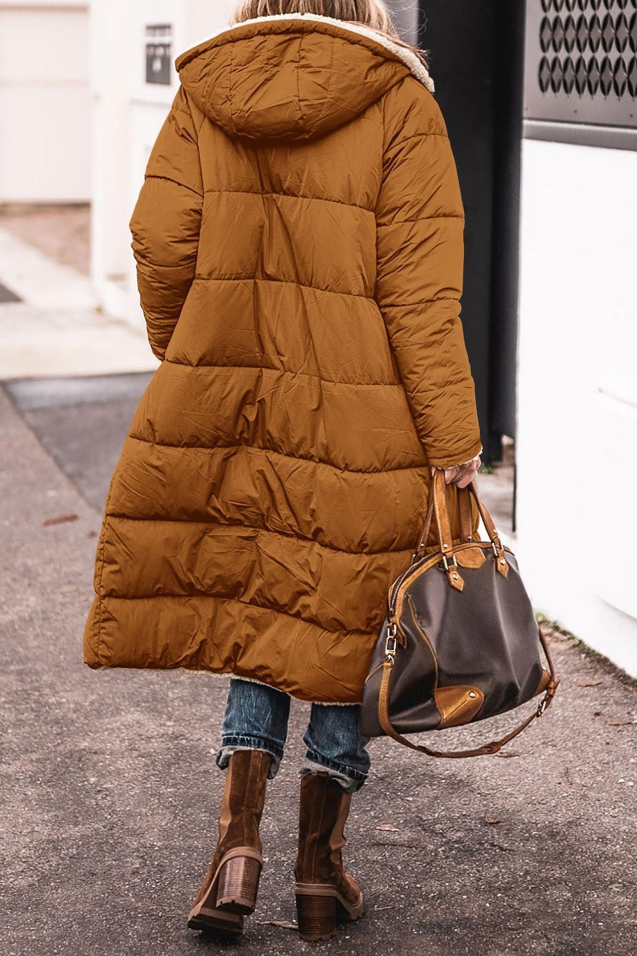 Manteau long réversible Danoir Paris Layla, élégant, en vert avec fermeture et col sophistiqués, porté sur mannequin.
