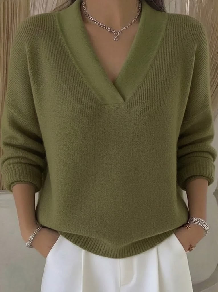 Pull V-neck élégant Faye de Danoir Paris en vert, douceur et style, visible en image avec détails du tissu et coupe.