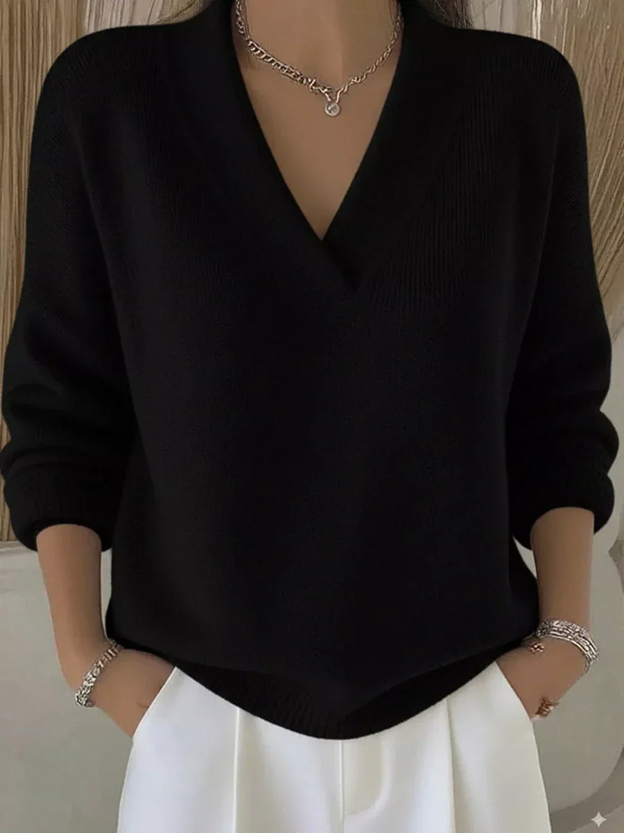 Pull V-Neck noir Faye de Danoir Paris, élégant, en maille douce, porté sur un mannequin, mettant en valeur le style sophistiqué.