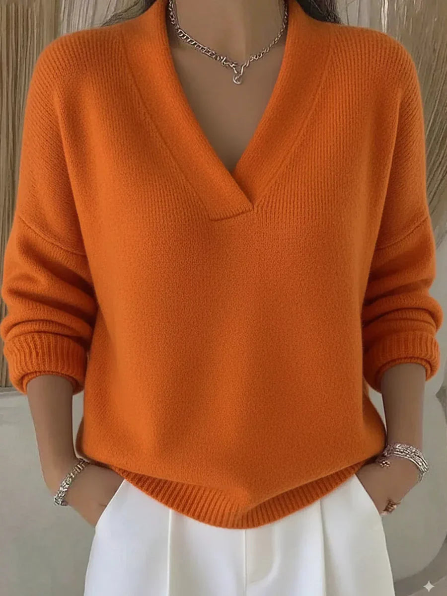 Pull V-neck élégant Faye de Danoir Paris en orange, en laine douce, porté sur un mannequin pour un look chic et moderne.