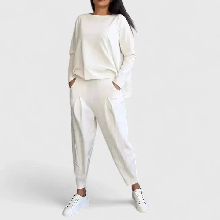 Ensemble décontracté Cassandra de Danoir Paris, chic et confortable, porté par un modèle dans une ambiance élégante.