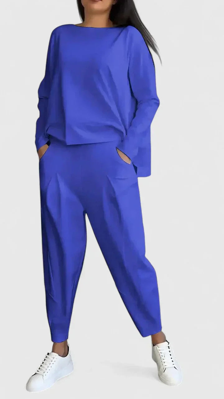 Ensemble décontracté Cassandra Danoir Paris, vêtements chics et confortables, porté dans une mise en scène élégante.