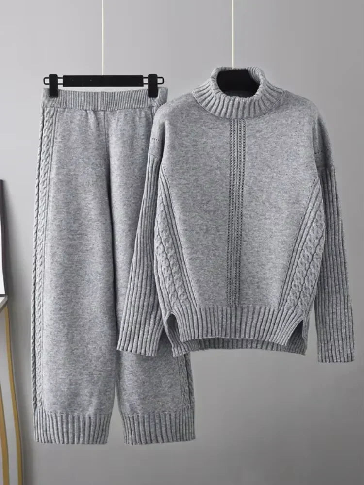 Ensemble tricoté chic Vianna de Danoir Paris, cardigan et pantalon en laine douce, porté par un mannequin.