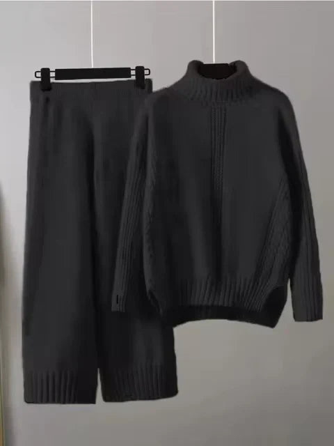 Ensemble tricoté chic Vianna de Danoir Paris, vêtement élégant en maille, porté par un mannequin, couleur neutre, détails fins.