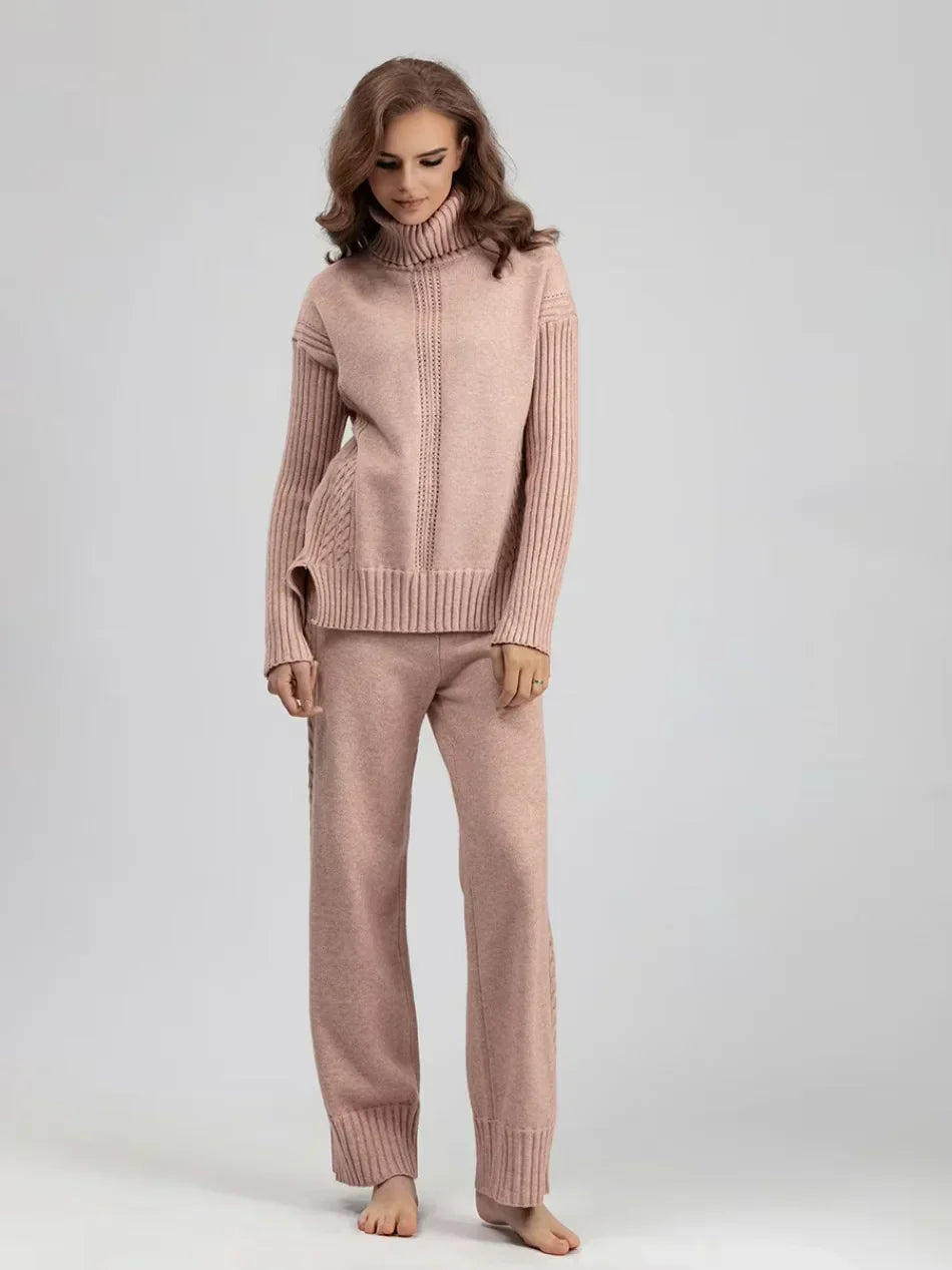 Ensemble tricoté chic Vianna de Danoir Paris, vue de face, avec détails élégants en tissu fin, parfait pour un look sophistiqué.