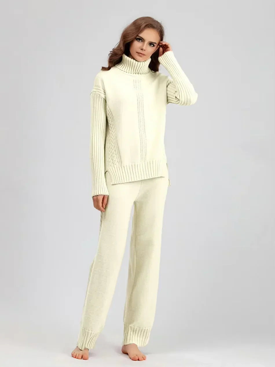 Ensemble tricoté chic Vianna de Danoir Paris, composé d'un pull et d'une jupe en laine douce, porté dans un style élégant.