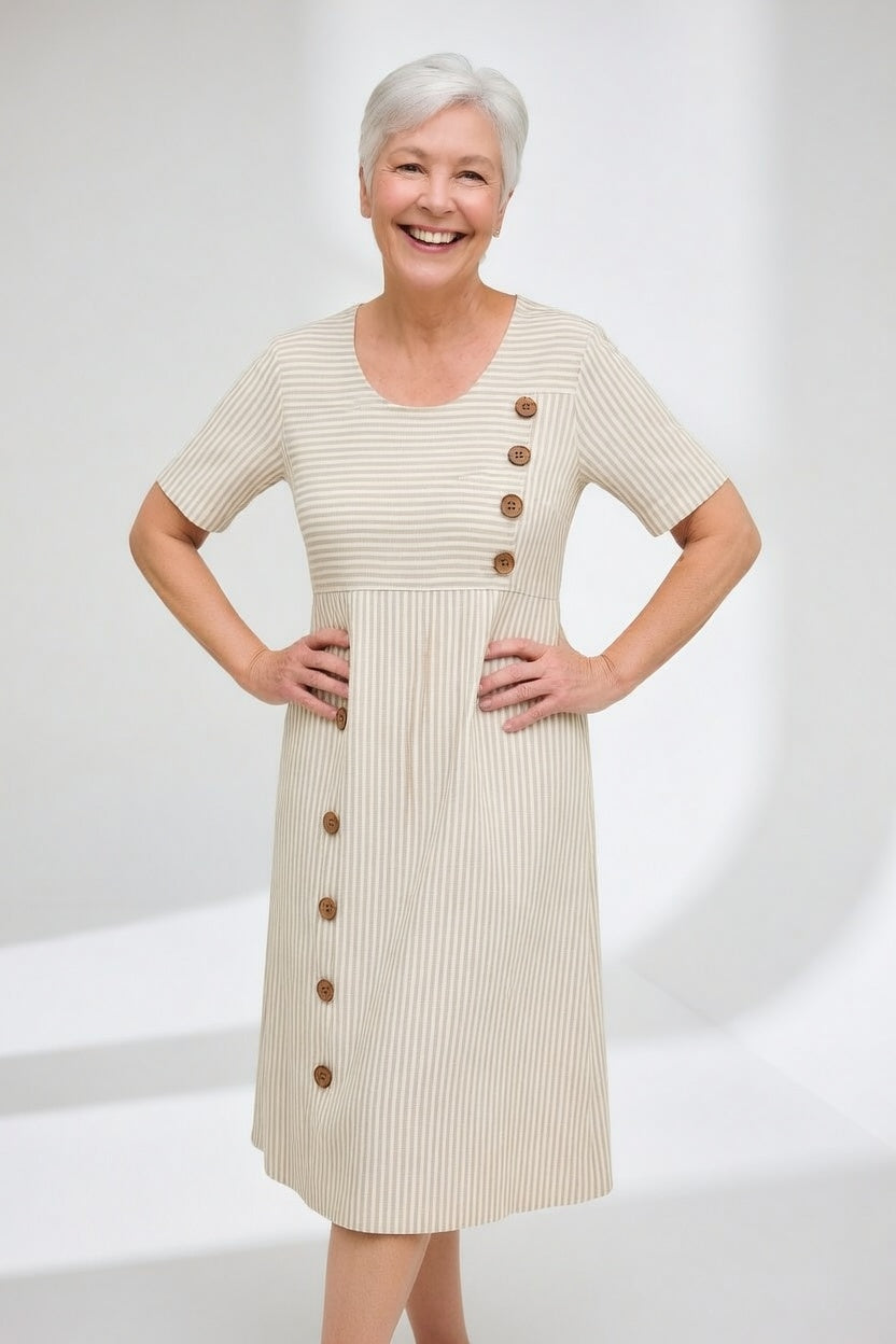 Robe fluide rayée beige de Danoir Paris, style estival, tissu léger et élégant, parfaite pour la saison estivale.