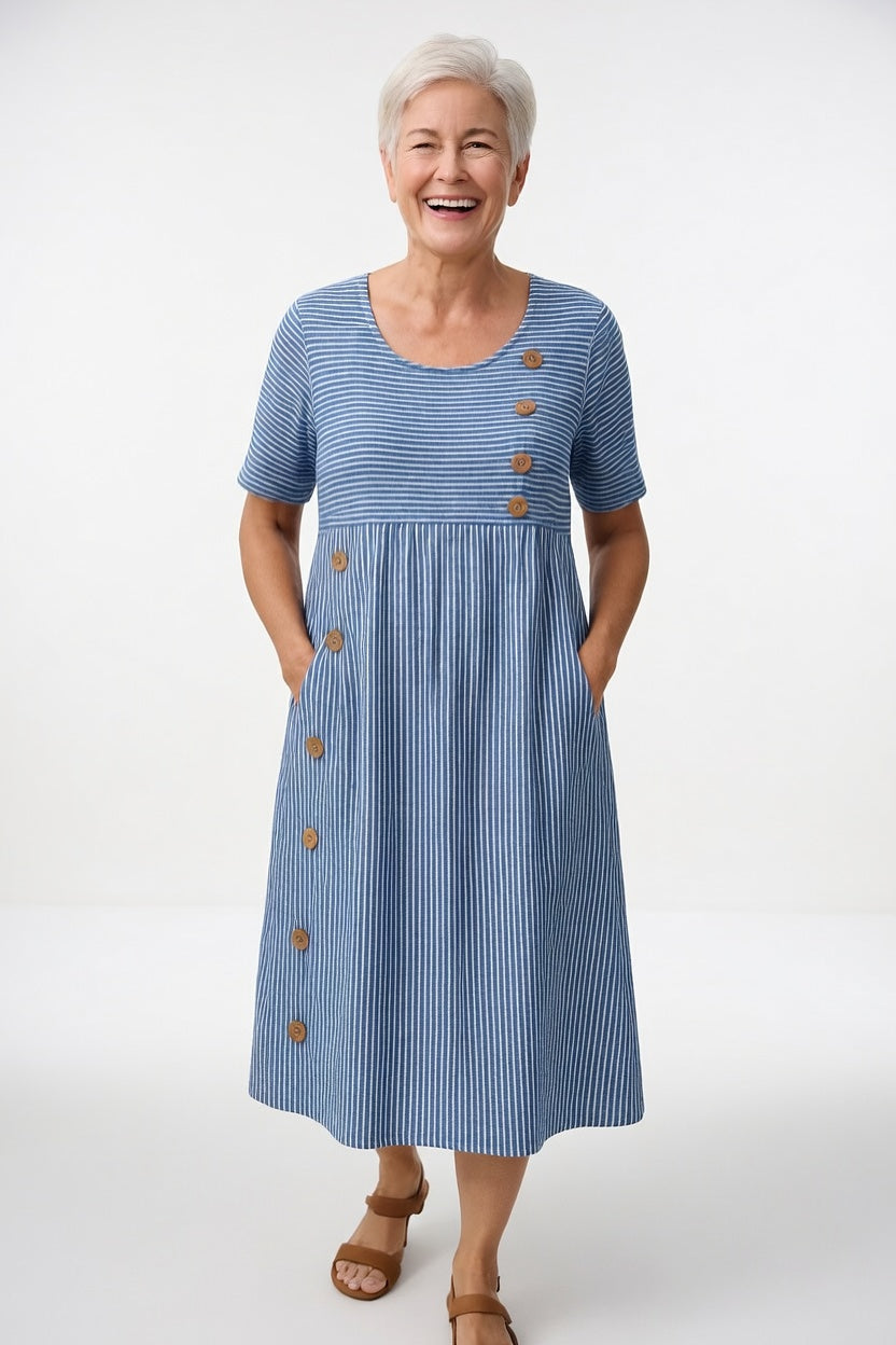Robe fluide rayée bleue Linéora™ de Danoir Paris, style estival légère et élégante, portée avec des manches courtes.