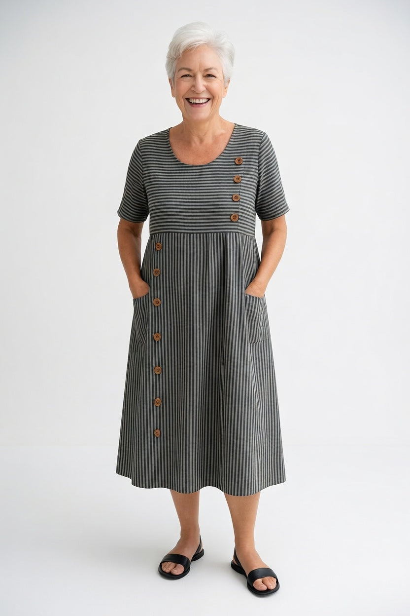 Robe fluide rayée gris Danoir Paris Linéora™ avec coupe estivale et style élégant, portée sur un fond neutre.