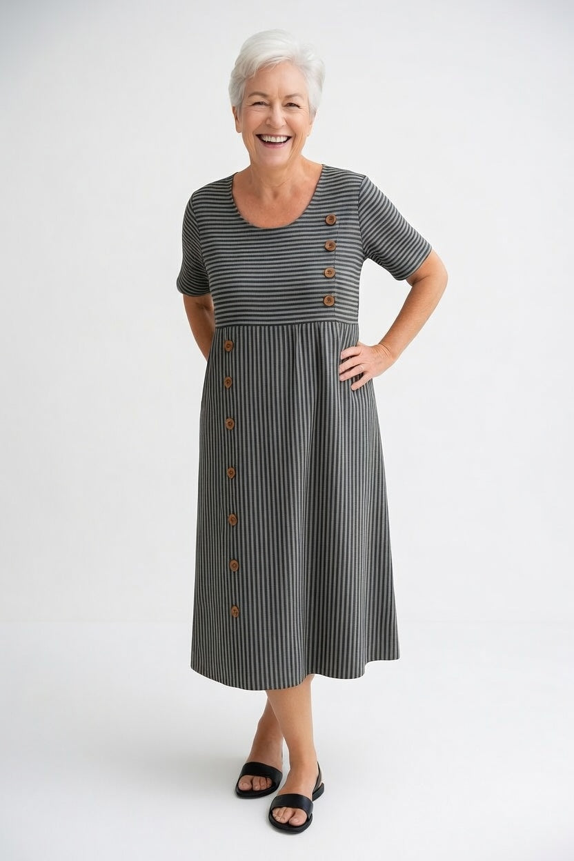 Robe fluide rayée gris Danoir Paris Linéora™, style estival élégante avec coupe confortable et motif rayé tendance.