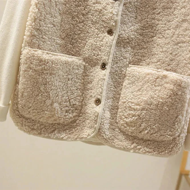 Gilet polaire beige Danoir Paris Colette FR784, douceur et chaleur, porté par-dessus un vêtement.
