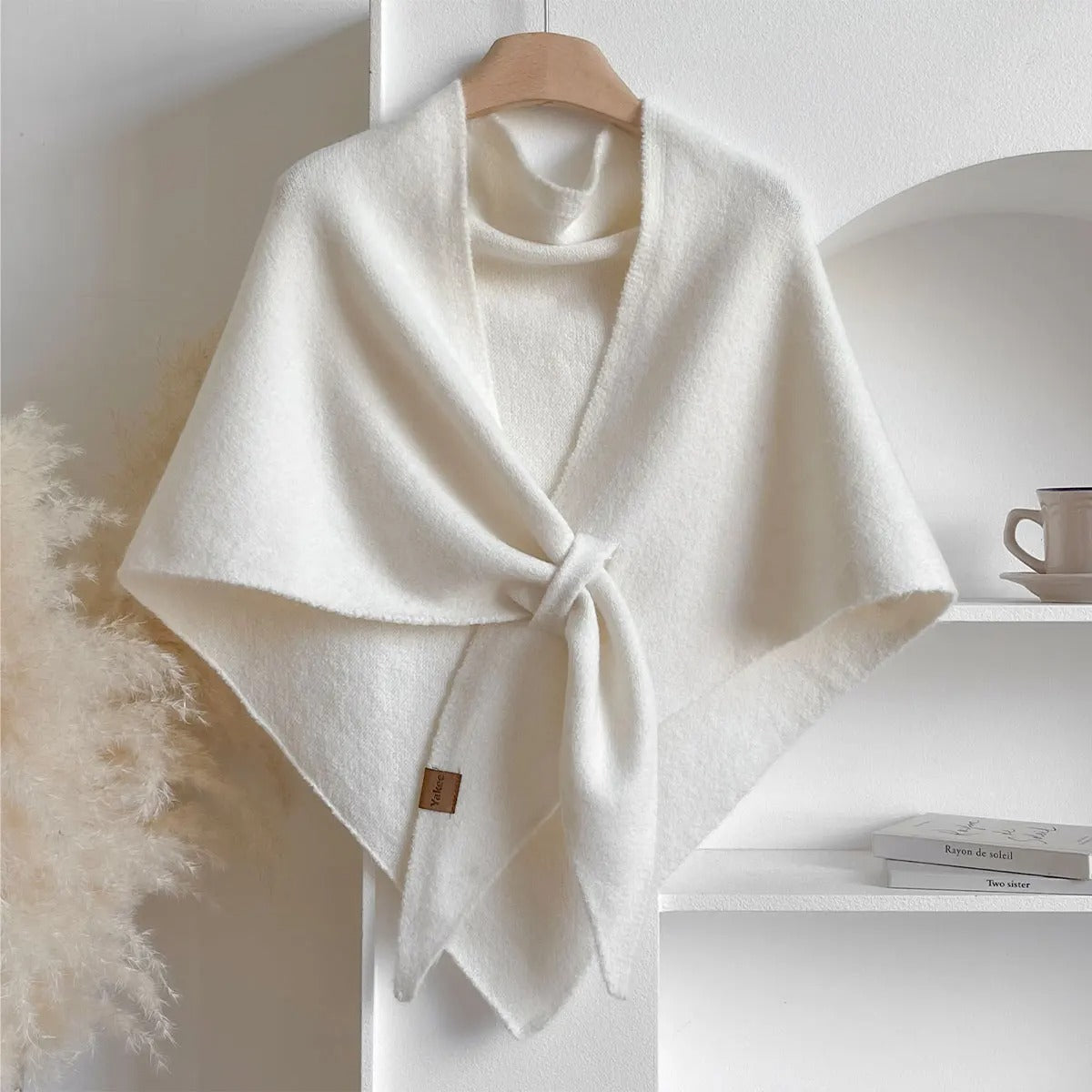 Écharpe d'automne élégante Danoir Paris FR788 avec motifs modernes, en tissu doux et chaud, portée en style décontracté.