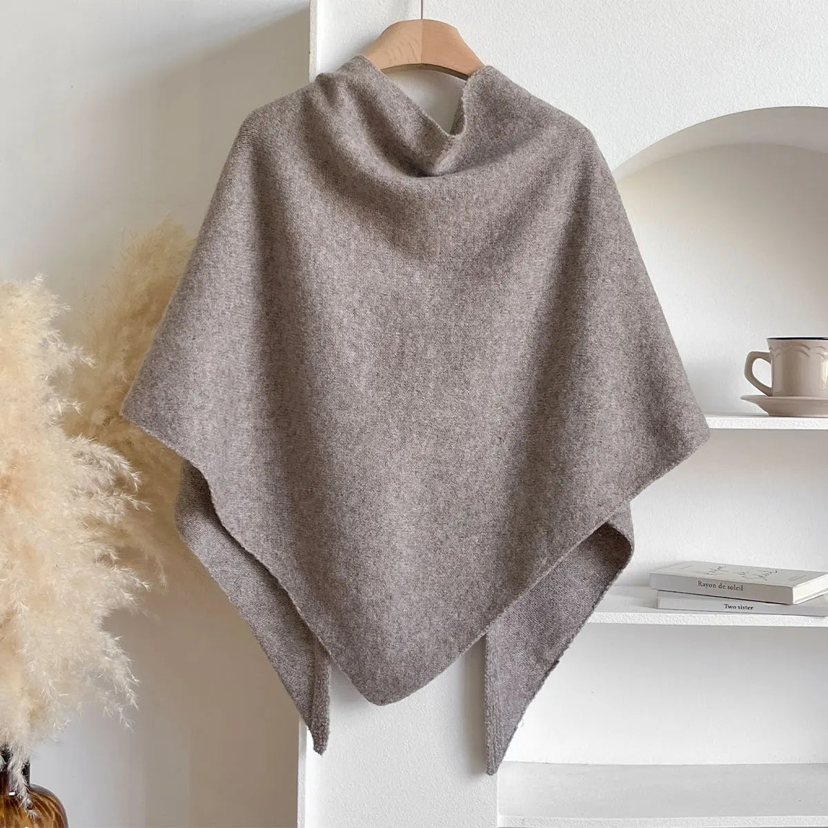 Écharpe élégante d'automne Danoir Paris, modèle FR788, en tissu doux avec motifs floraux, portée en style chic et confortable.