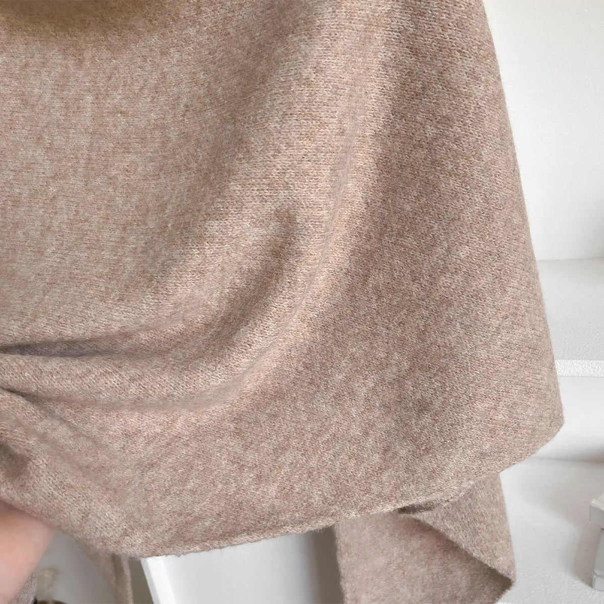 Écharpe élégante d'automne Danoir Paris FR788, tissu doux et coloré, portée autour du cou pour un style chic et chaud.