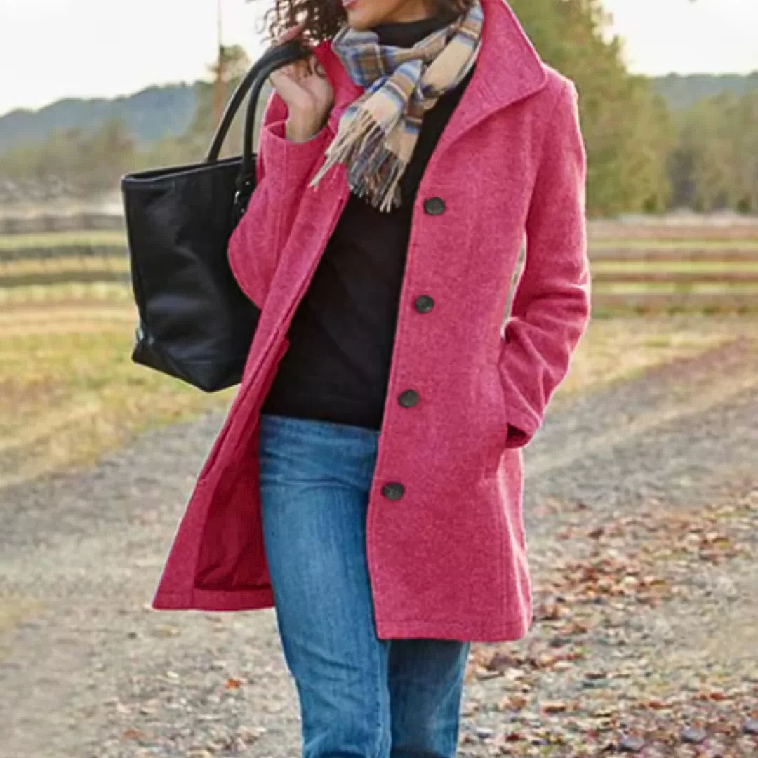 Veste classique élégante Leila FR790 de Danoir Paris en kaki, détail de la coupe et du tissu élégant visible.