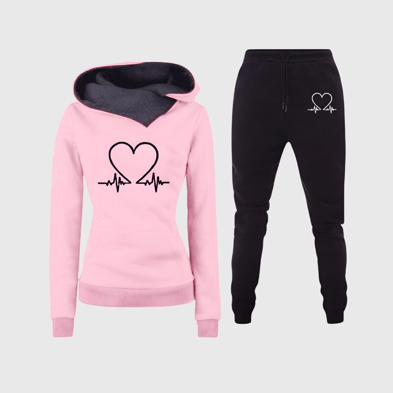 Ensemble sport élégant Hilary de Danoir Paris, tenue chic pour femme, avec pantalon et haut en tissu fluide.