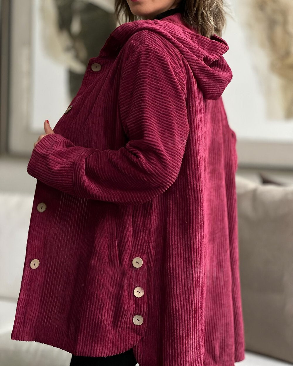 Veste en velours côtelé rouge Cordia Danoir Paris, élégante, coupe ajustée, détails sophistiqués, pour un look chic et tendance.