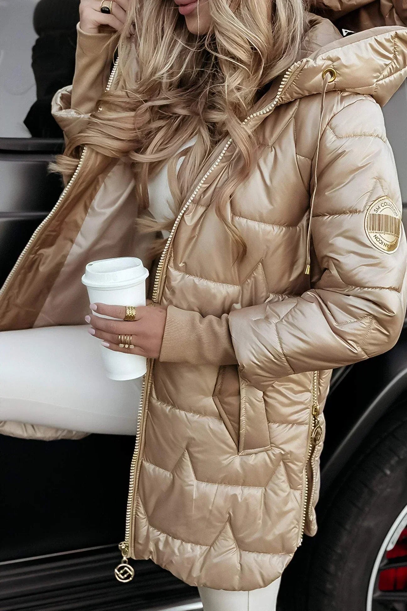 Manteau automnal élégant Nolwen de Danoir Paris, beige, en tissu léger, porté avec col et manches longues, style sophistiqué.