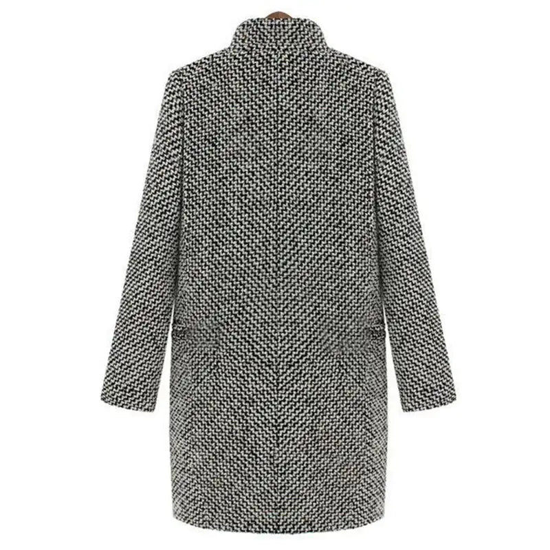 Manteau chic Danoir Paris Cheska FR813 en noir et blanc, style élégant pour l'hiver, aperçu en détail.
