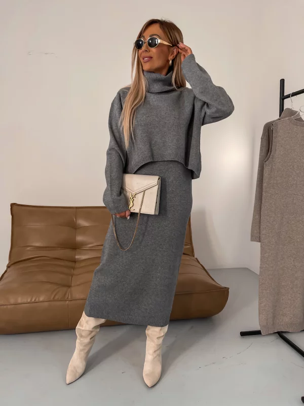 Ensemble tricot élégant Nicole de Danoir Paris en gris, comprenant un pull et un pantalon, porté sur un fond neutre.