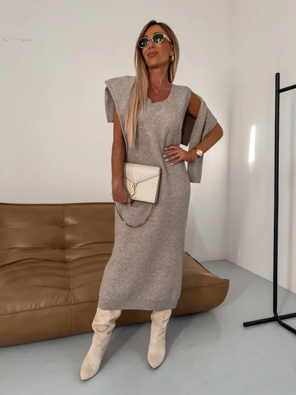 Ensemble tricot élégant Nicole de Danoir Paris, vêtement beige avec détails raffinés, idéal pour un look chic.
