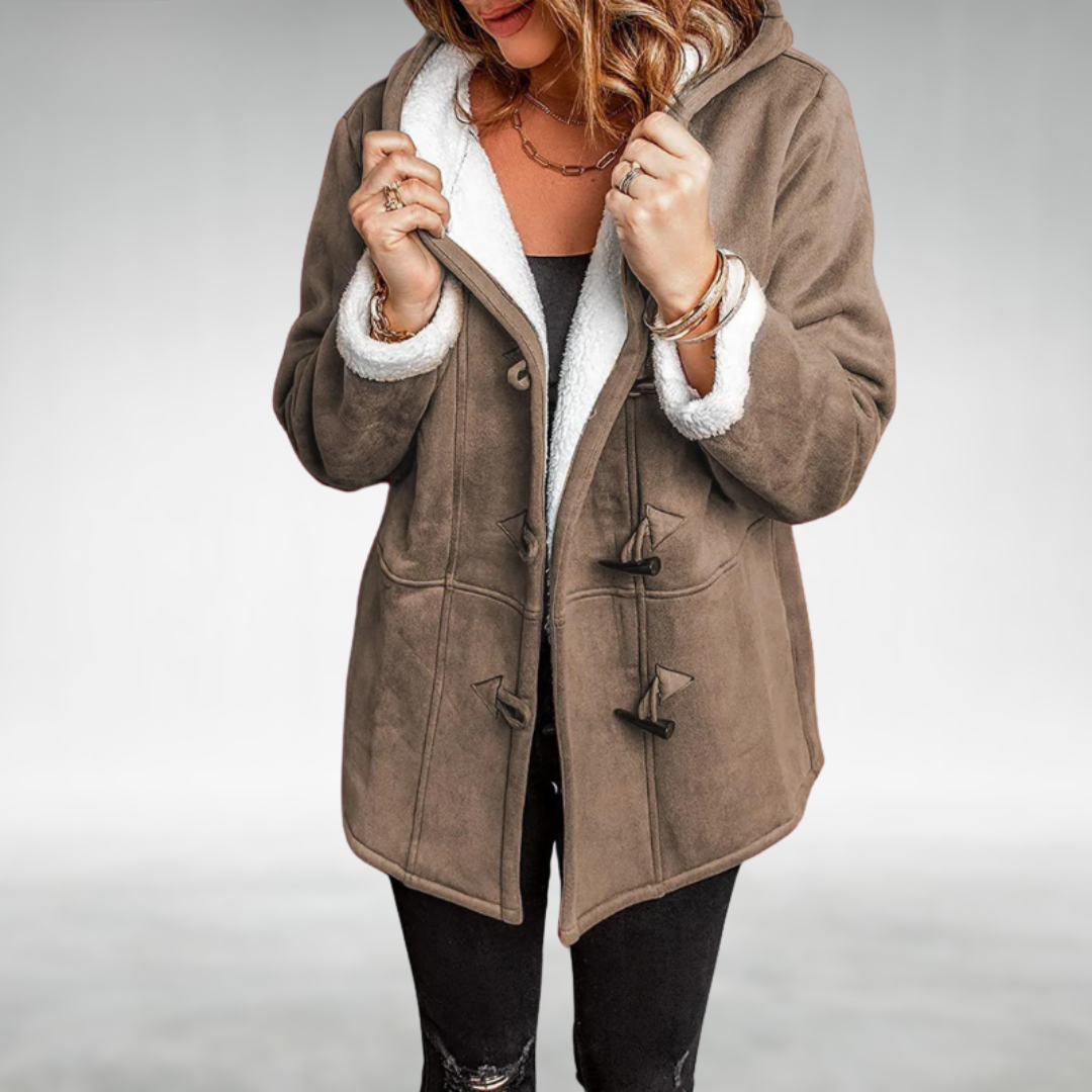 Veste d'hiver élégante Amanda de Danoir Paris, modèle FR822, en tissu chaud et sophistiqué, portée en extérieur.