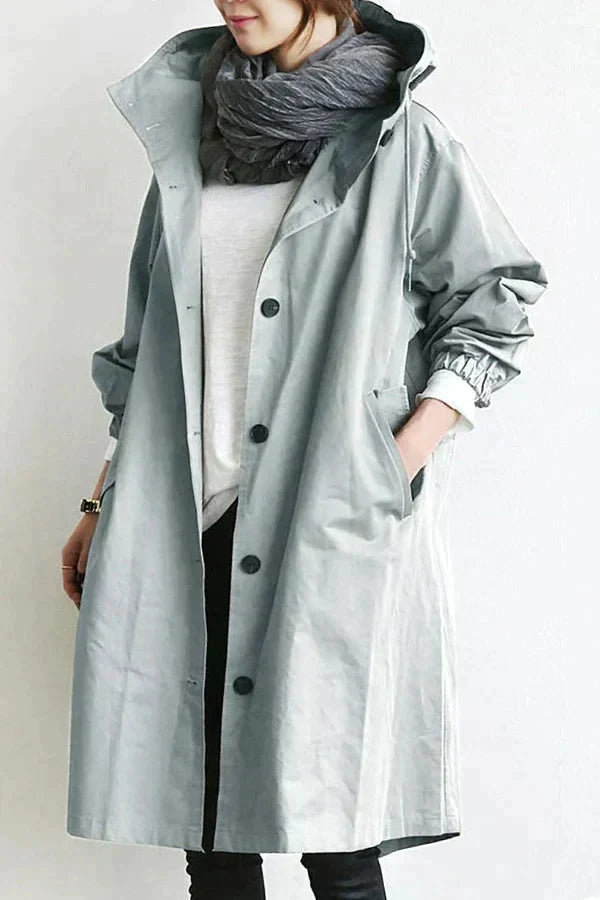 Imperméable trench-coat élégant Dorothee de Danoir Paris, style urbain et déperlant, porté par une mannequin dans un contexte urbain.