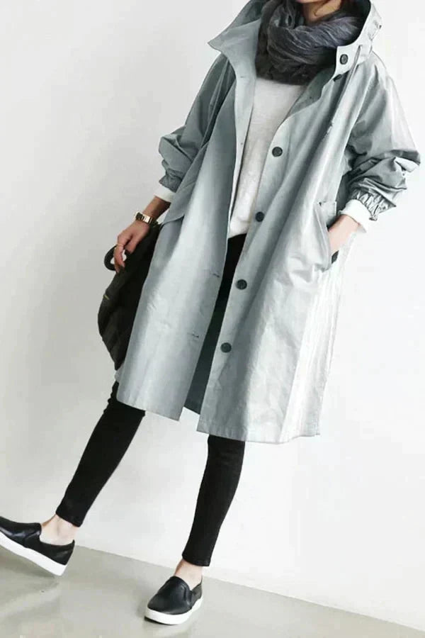 Manteau trench élégant déperlant Dorothee de Danoir Paris, style urbain, coupe moderne, porté dans un environnement urbain.