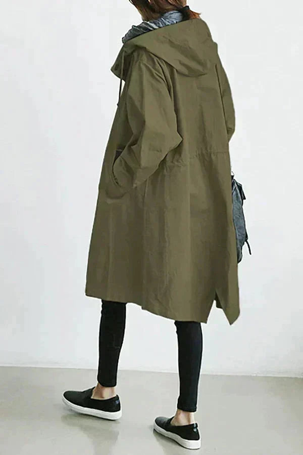 Manteau trench-coat élégant Danoir Paris Dorothee, déperlant, coupe urbaine, longue et tendance, porté en contexte urbain.
