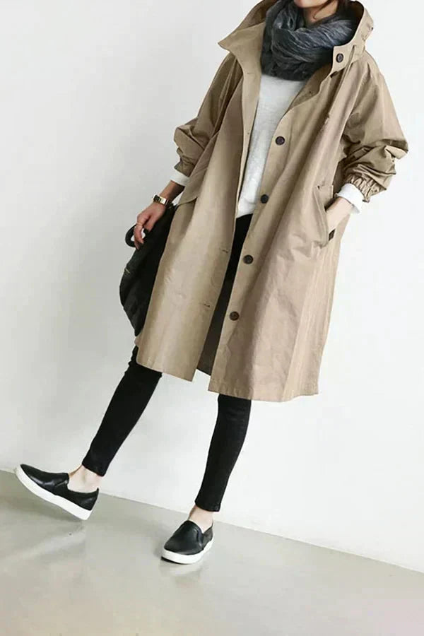 Manteau trench-coat élégant déperlant Danoir Paris Dorothee en gris clair, coupe moderne et tissu imperméable.