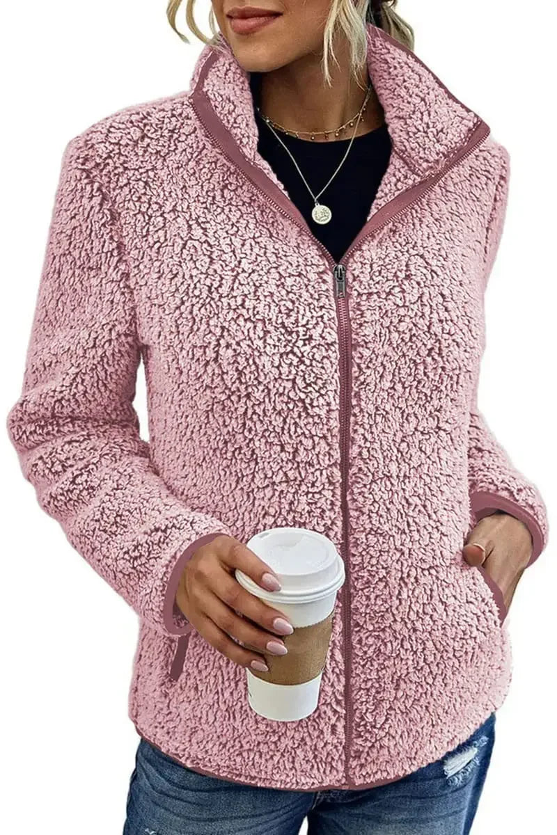 Veste en polaire élégante Sofia de Danoir Paris pour femmes avec col montant chaud, tissu épais et style sophistiqué.