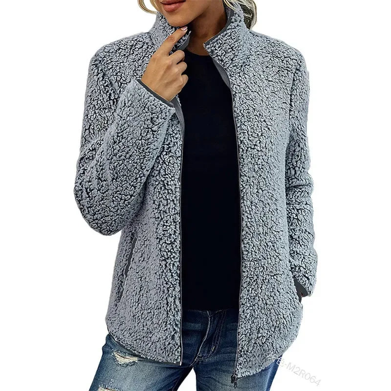 Veste en polaire élégante Sofia de Danoir Paris, chaude, avec col montant pour femmes, vue de face.