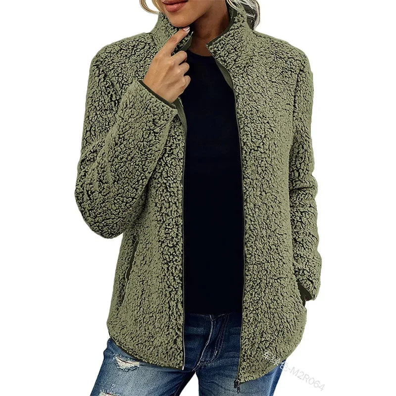 Veste en fleece rouge Danoir Paris Sofia FR849, élégante et confortable, portée en image.
