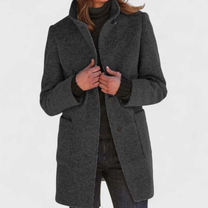 Manteau en laine chic Elenaaa de Danoir Paris, coupe élégante, couleur neutre, porté sur un modèle.