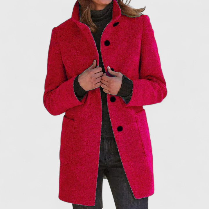 Manteau chic en laine Danoir Paris Elenaaa, coupe élégante et tissu chaud, porté en situation décontractée.