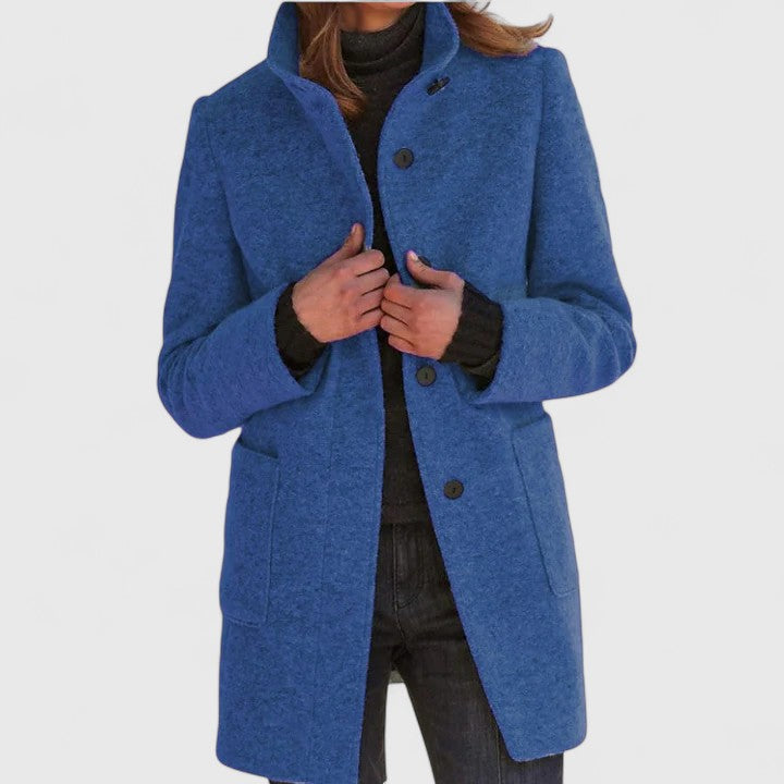 Manteau en laine chic Danoir Paris Elenaaa, coupe élégante et moderne, porté sur un mannequin.